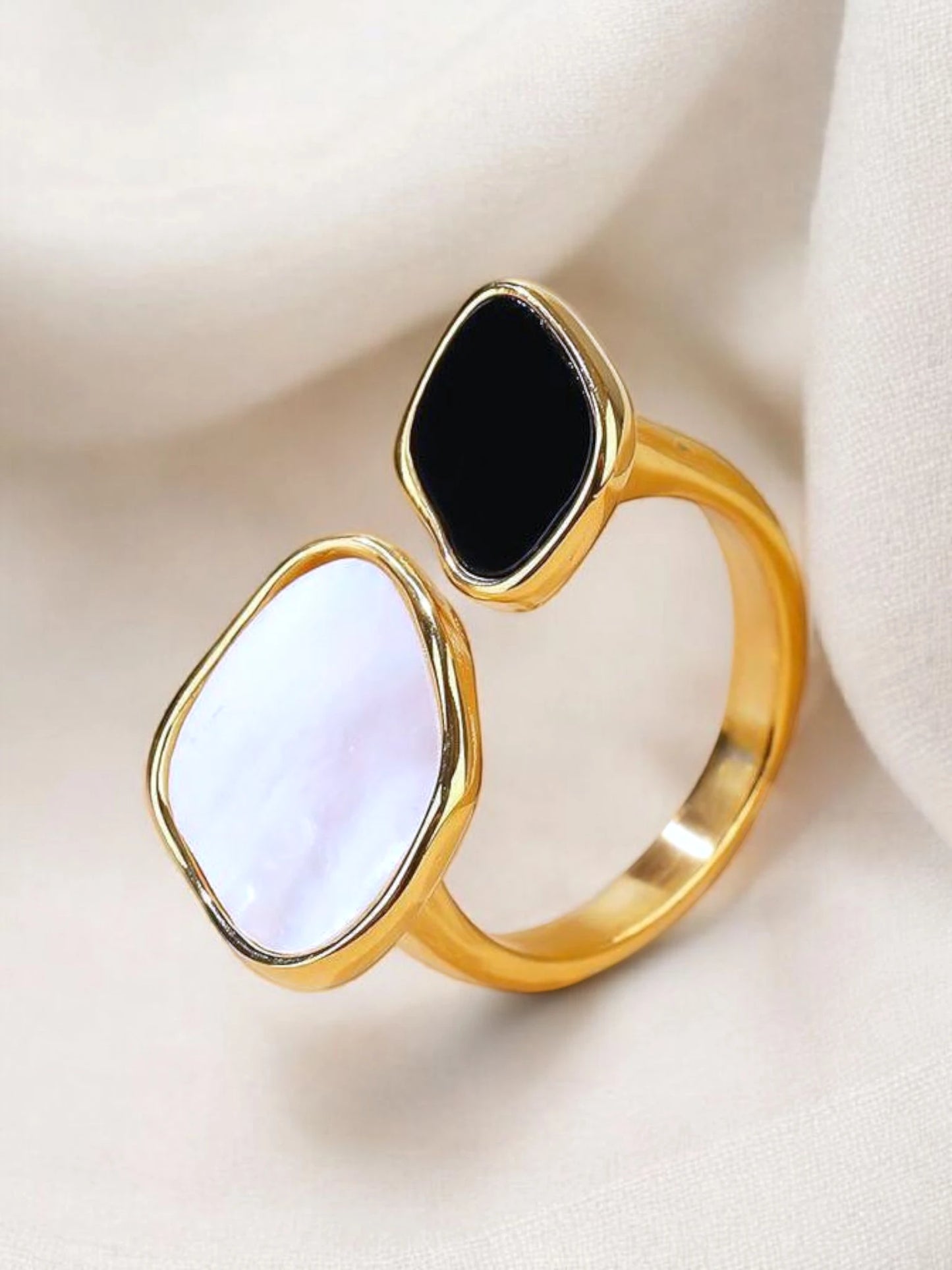 Black & white ring