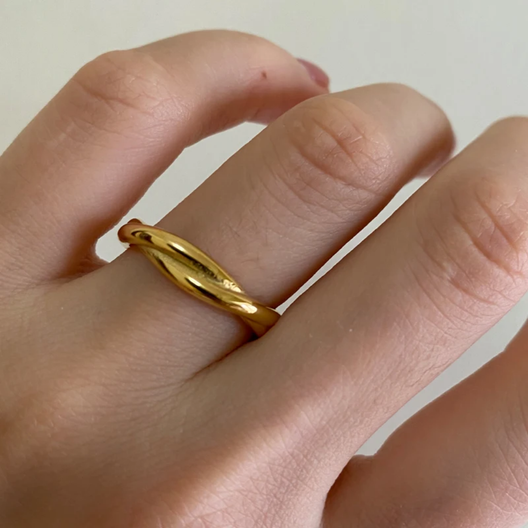Infinite knot ring