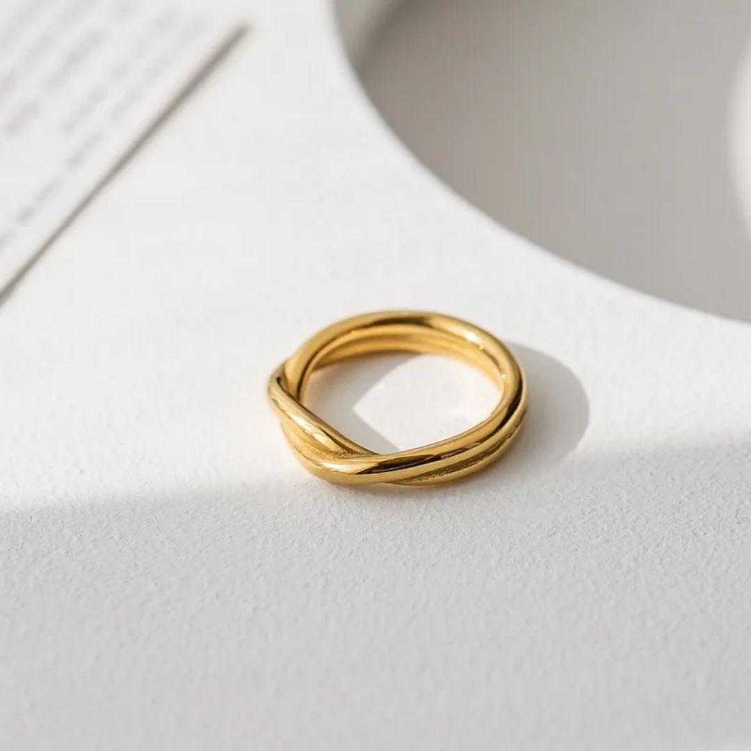 Infinite knot ring