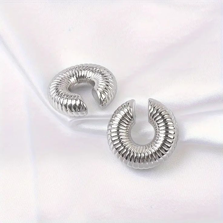 Crescent ear cuff