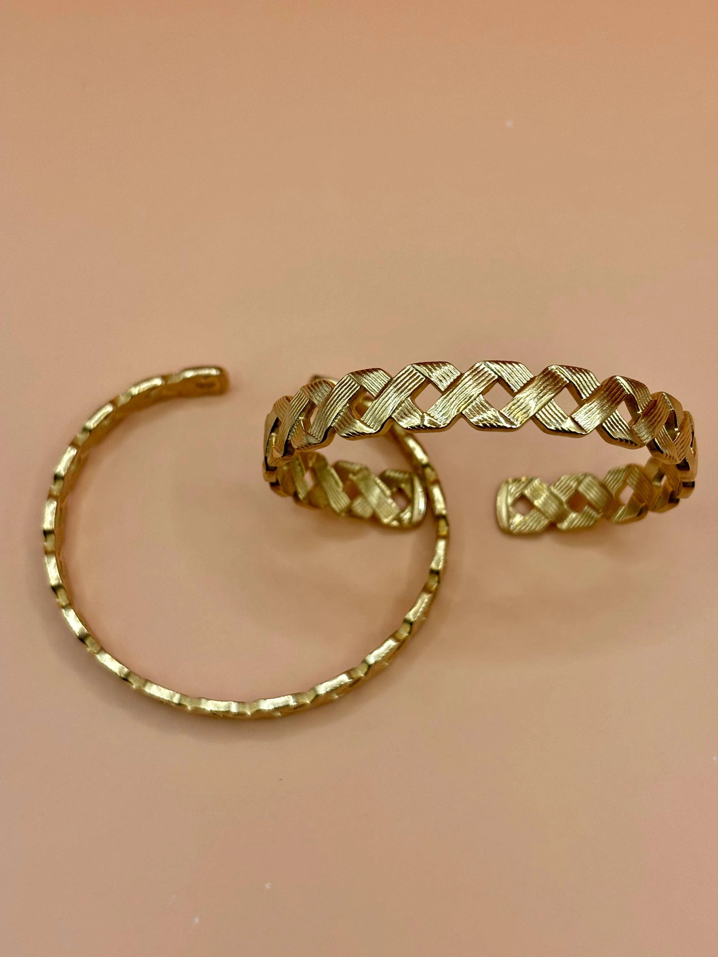 Crossed lines bracelet