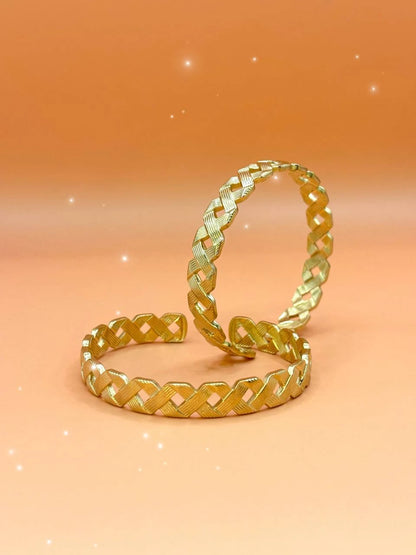 Crossed lines bracelet