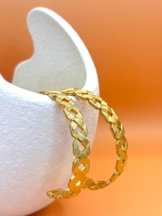 Crossed lines bracelet