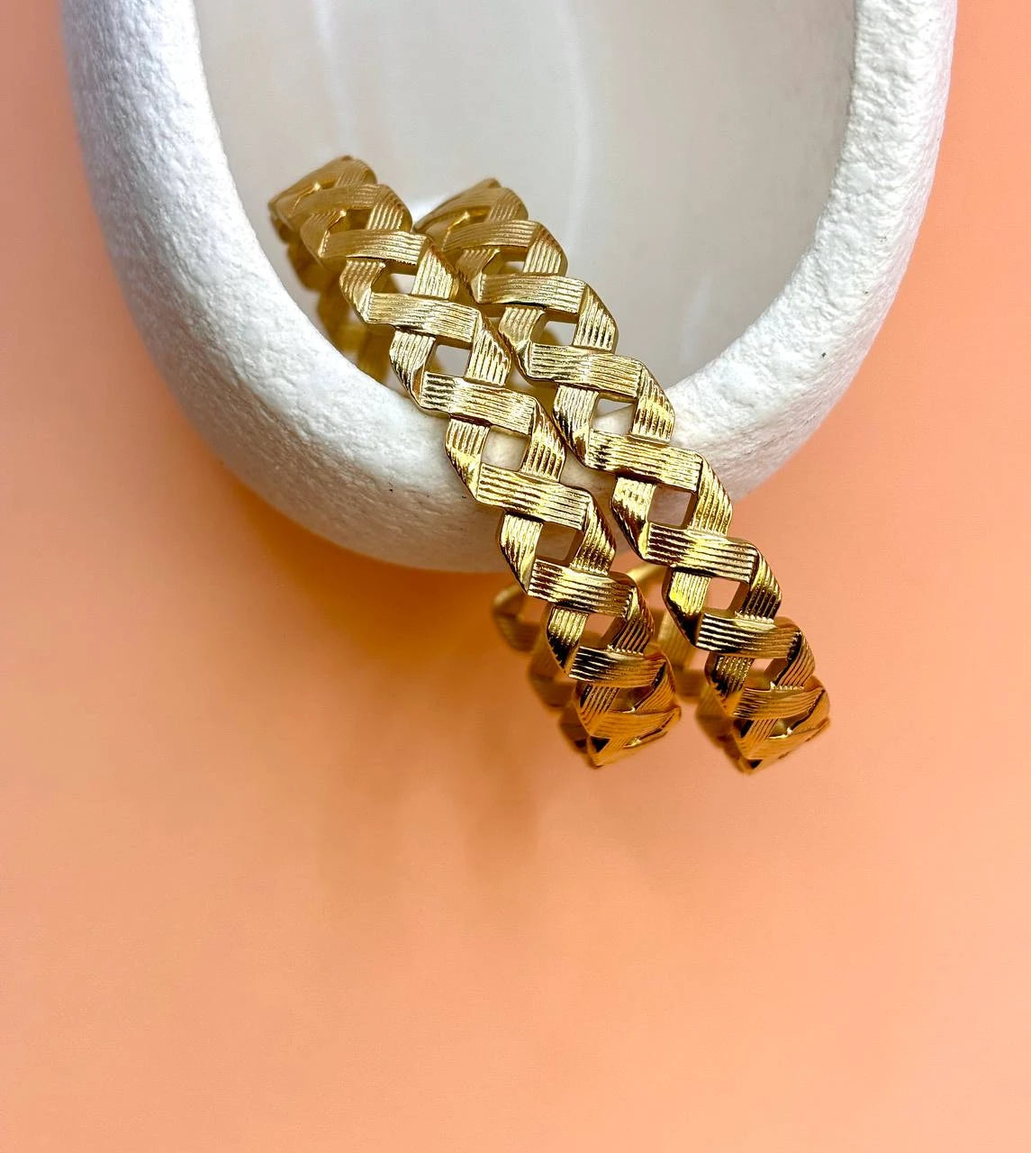 Crossed lines bracelet