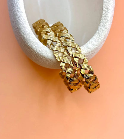 Crossed lines bracelet