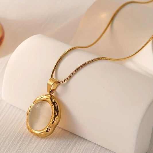 Oval moonstone necklace