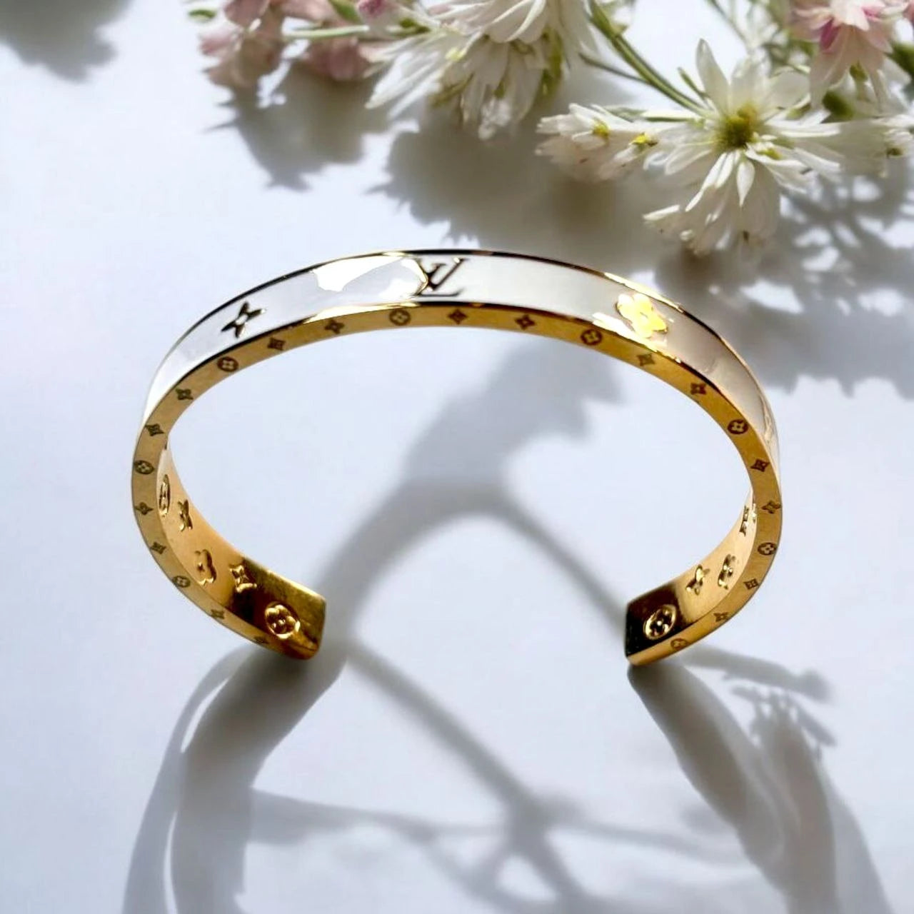 Elegant white VL bangle