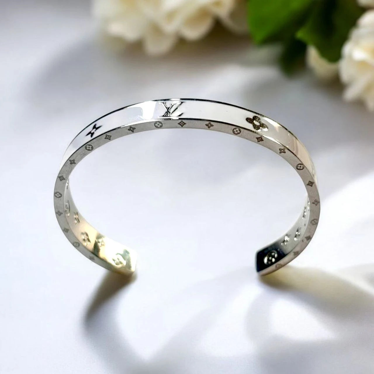 Elegant white VL bangle