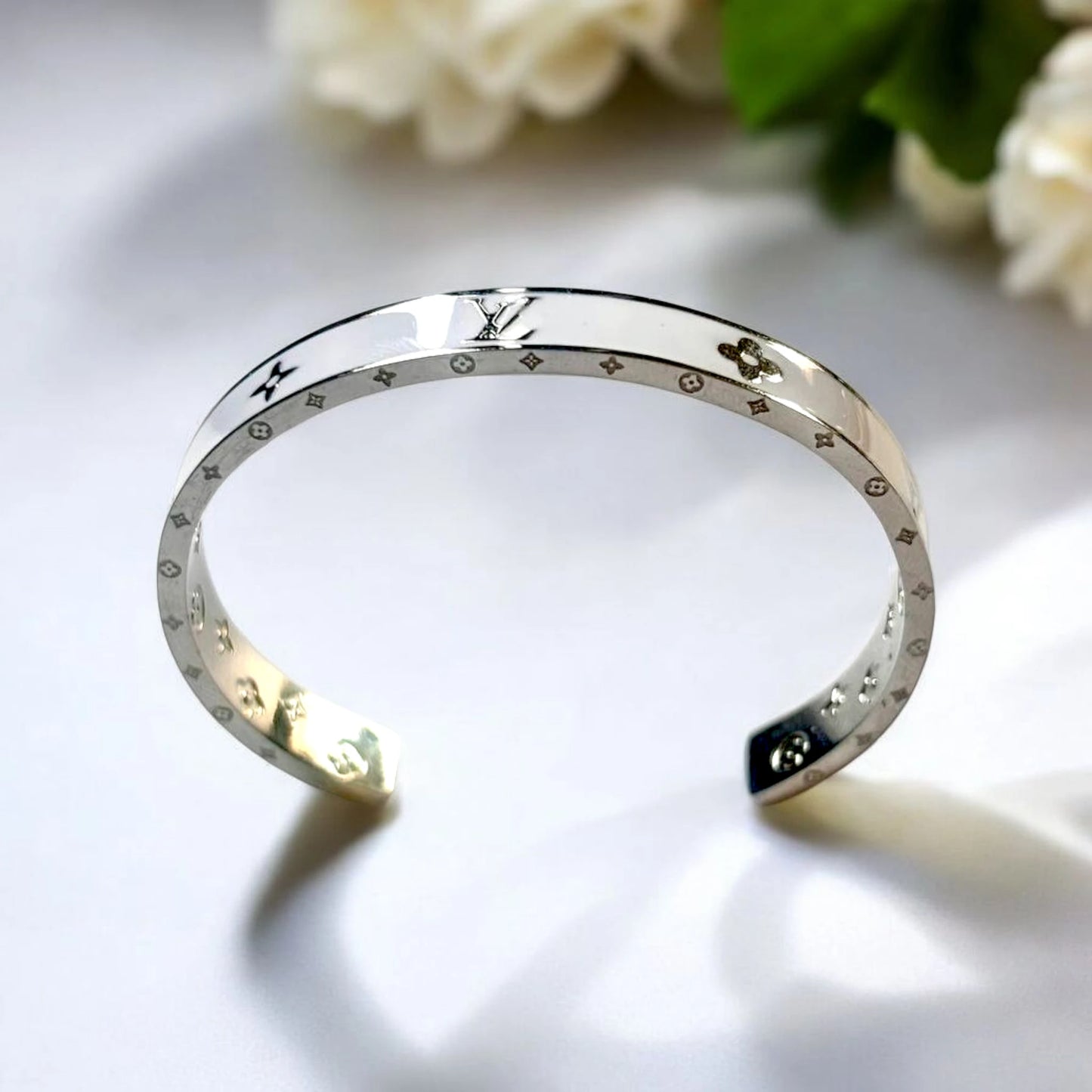 Elegant white VL bangle