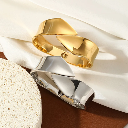 Sway chunky bangle