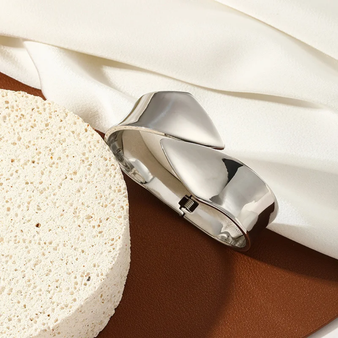 Sway chunky bangle