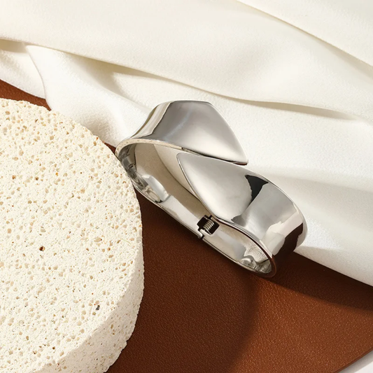 Sway chunky bangle
